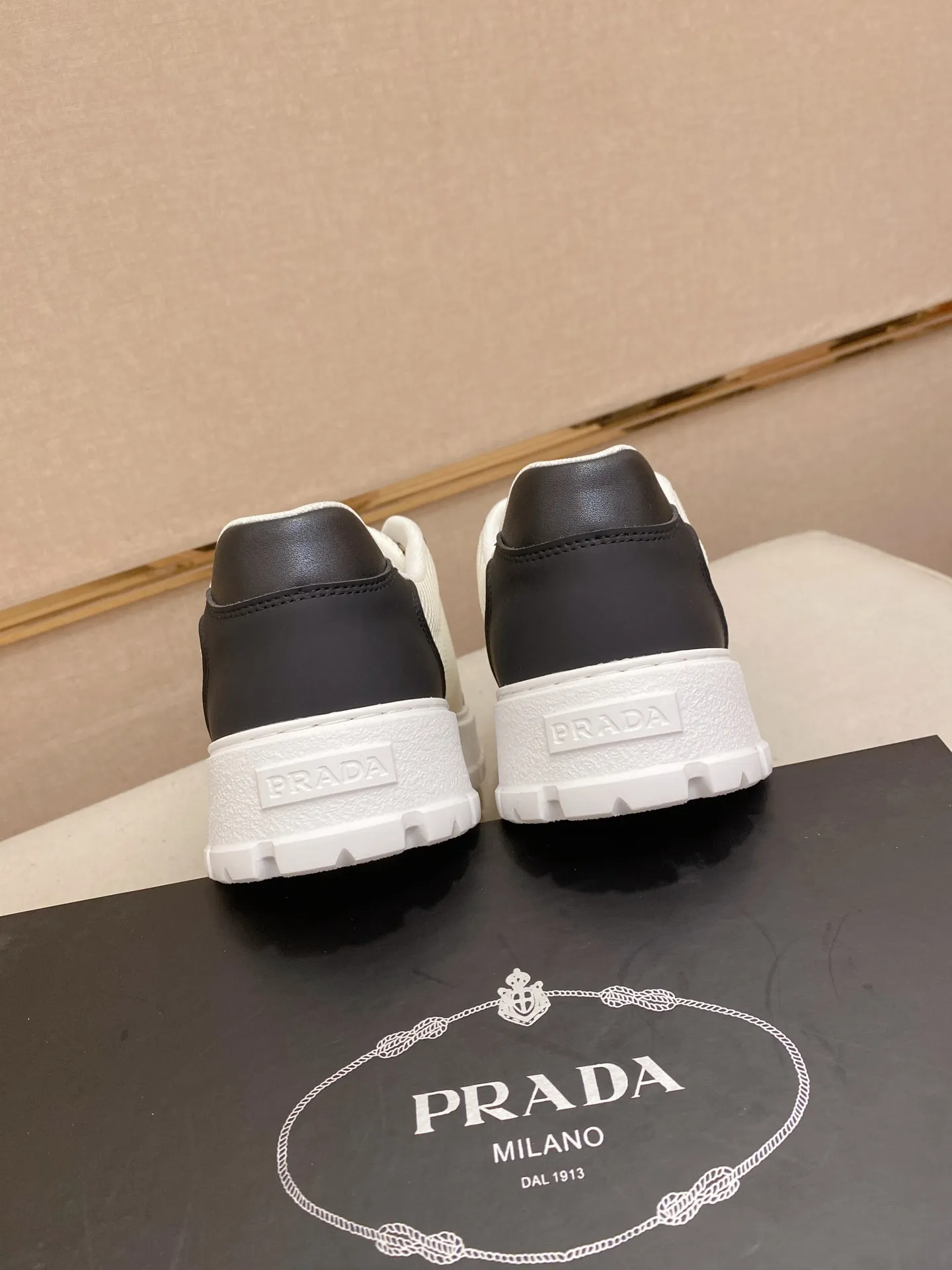 Men's men's shoes💰: 440💰[Prada～Prada] Trendy new styles are on the market. Same style as the official website. Counter quality. Original version. [Strong] [Strong] Imported selected first-layer cowhide. Comfortable and breathable sheepskin lining, fine workmanship, upper layer made of 100% pure cowhide, original last shape, comfortable on the feet, shoe sizes 38 to 44